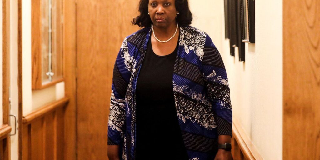 Demitida por Trump, Lisa Cook afirma que fica no cargo demitida-por-trump,-lisa-cook-afirma-que-fica-no-cargo