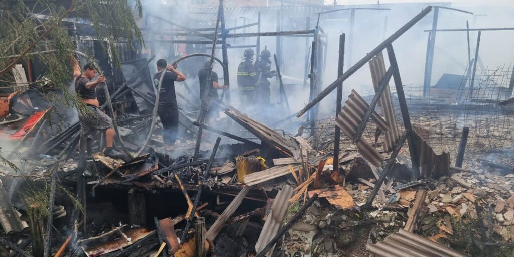 mais-de-15-moradias-sao-atingidas-por-incendio-em-cubatao-(sp)