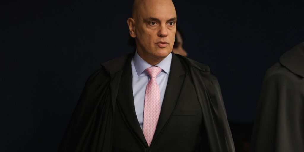 Moraes vota para condenar Bolsonaro e mais sete por golpe de Estado moraes-vota-para-condenar-bolsonaro-e-mais-sete-por-golpe-de-estado
