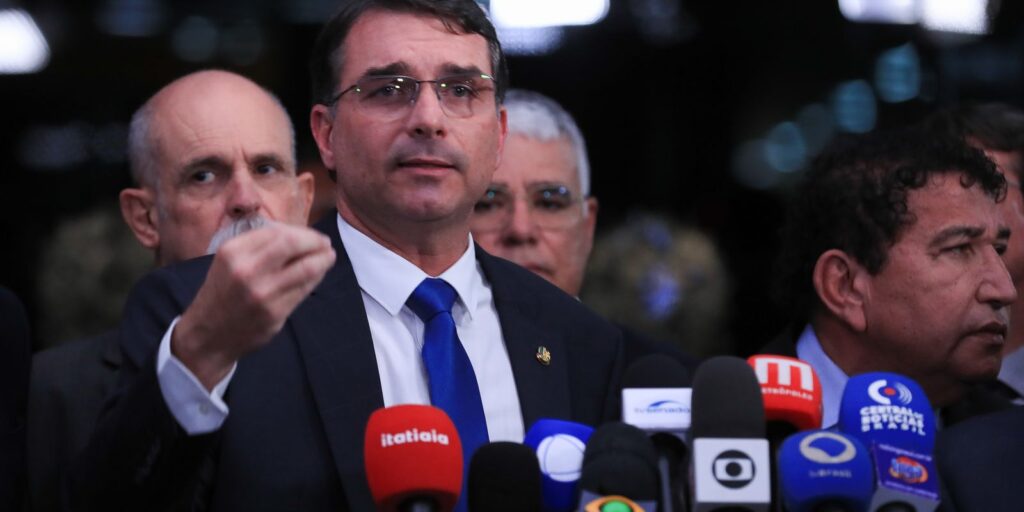 Senador Flávio ataca Moraes após voto para condenar Bolsonaro senador-flavio-ataca-moraes-apos-voto-para-condenar-bolsonaro