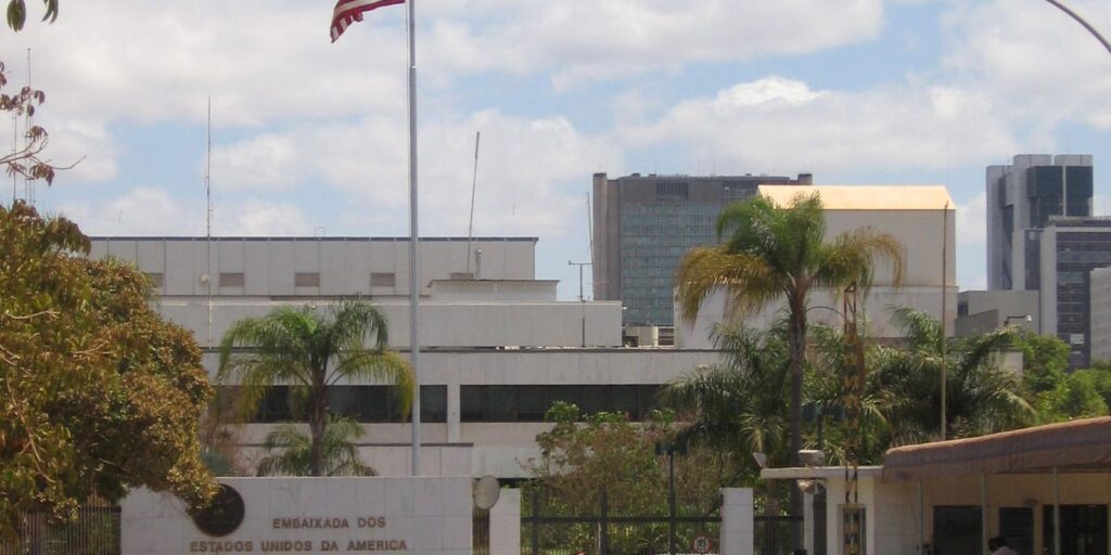 Embaixada dos EUA no Brasil replica mensagem que ameaça Moraes embaixada-dos-eua-no-brasil-replica-mensagem-que-ameaca-moraes