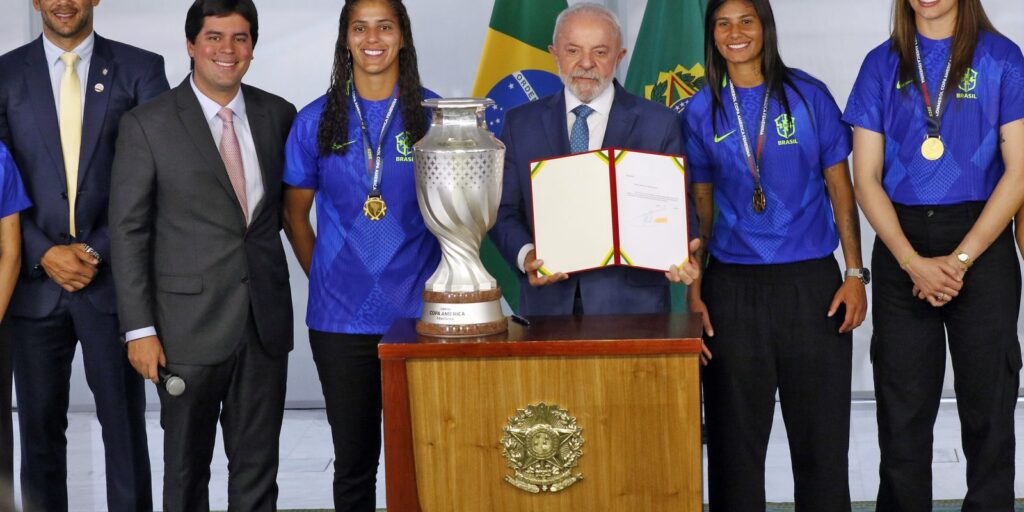 Lula diz que enviará projeto de lei para incentivar futebol feminino lula-diz-que-enviara-projeto-de-lei-para-incentivar-futebol-feminino
