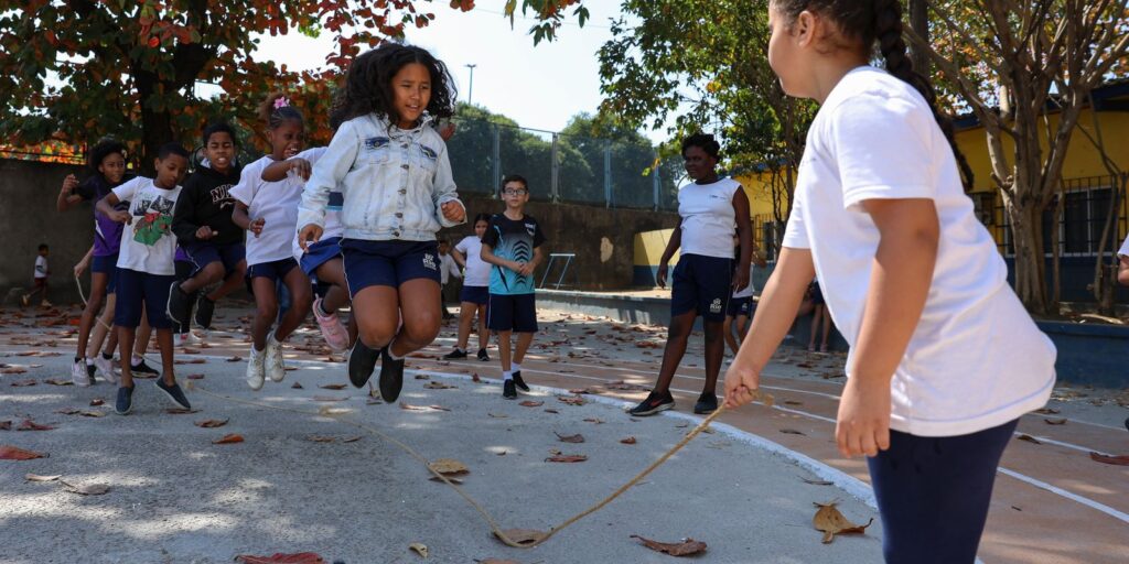 Sem celulares, desempenho escolar e socialização melhoram no Rio sem-celulares,-desempenho-escolar-e-socializacao-melhoram-no-rio