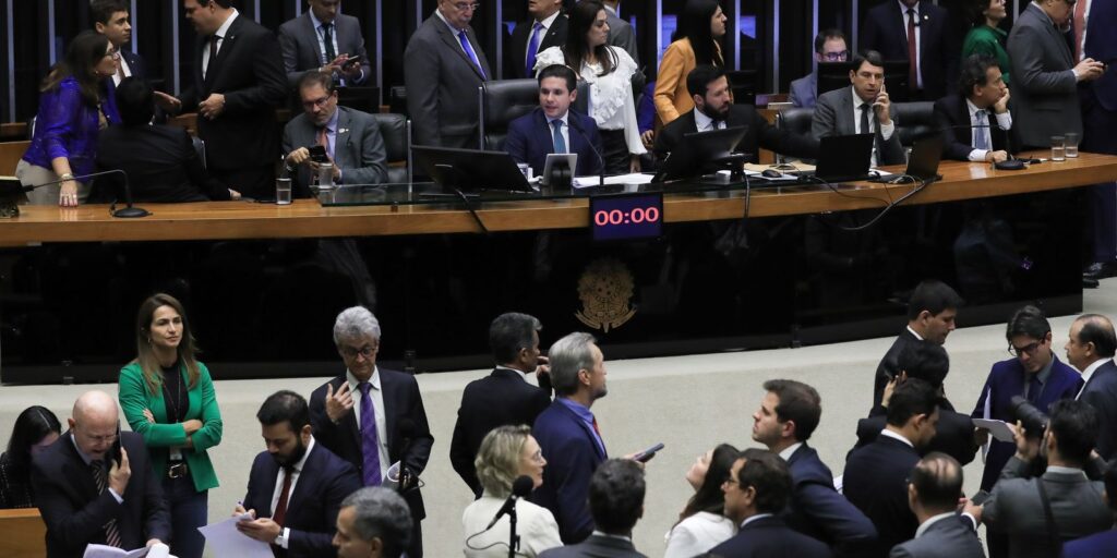 Câmara derruba voto secreto em PEC da Blindagem por falta de quórum camara-derruba-voto-secreto-em-pec-da-blindagem-por-falta-de-quorum