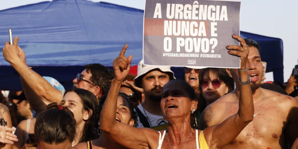 marcha-em-manaus-reune-3-mil-pessoas-contra-a-pec-da-blindagem
