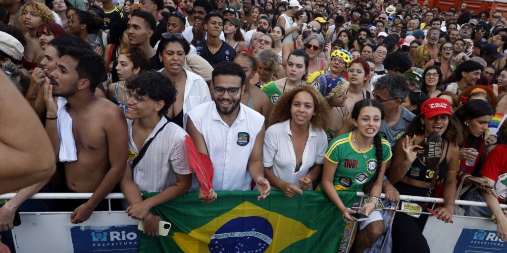 Milhares foram às ruas em protestos contra PEC da Blindagem e anistia milhares-foram-as-ruas-em-protestos-contra-pec-da-blindagem-e-anistia