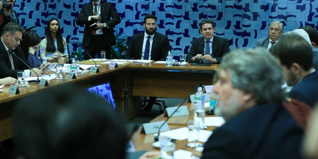 Líderes devem avaliar hoje isenção do IR até R$ 5 mil, diz Motta lideres-devem-avaliar-hoje-isencao-do-ir-ate-r$-5-mil,-diz-motta