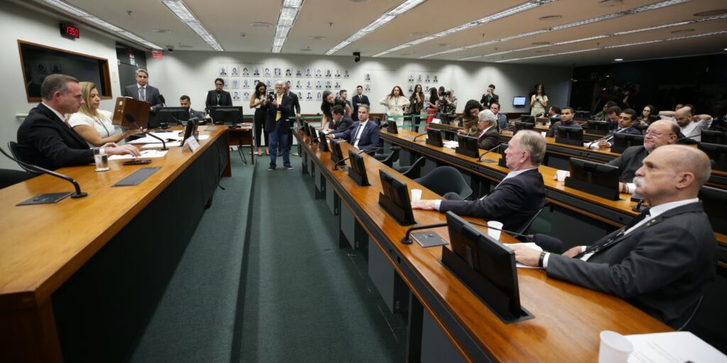 Câmara abre processo que pode cassar mandato de Eduardo Bolsonaro camara-abre-processo-que-pode-cassar-mandato-de-eduardo-bolsonaro