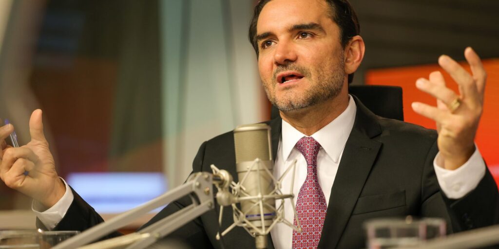 celso-sabino-anuncia-saida-do-comando-do-ministerio-do-turismo