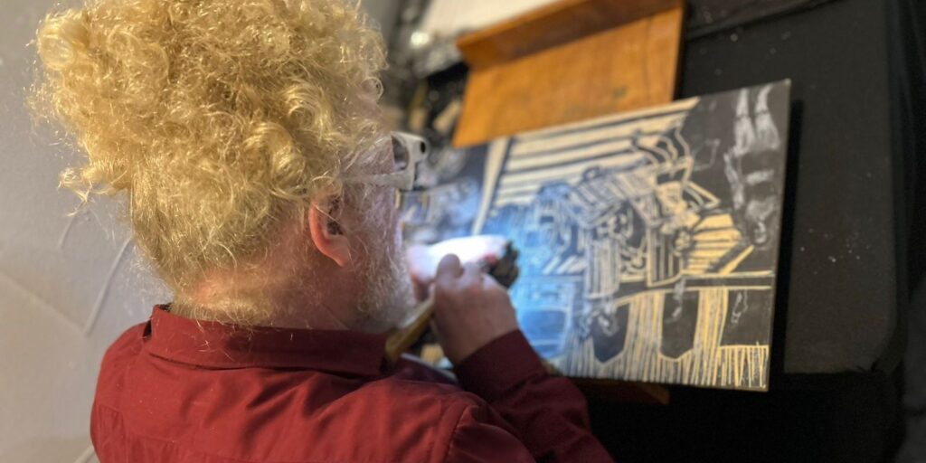 Artista com baixa visão fala da potência de pessoas com deficiência artista-com-baixa-visao-fala-da-potencia-de-pessoas-com-deficiencia