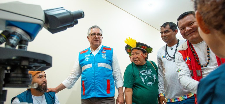 Ministro Padilha visita primeiro Centro de Referência em Saúde Indígena do Brasil no território Yanomami.