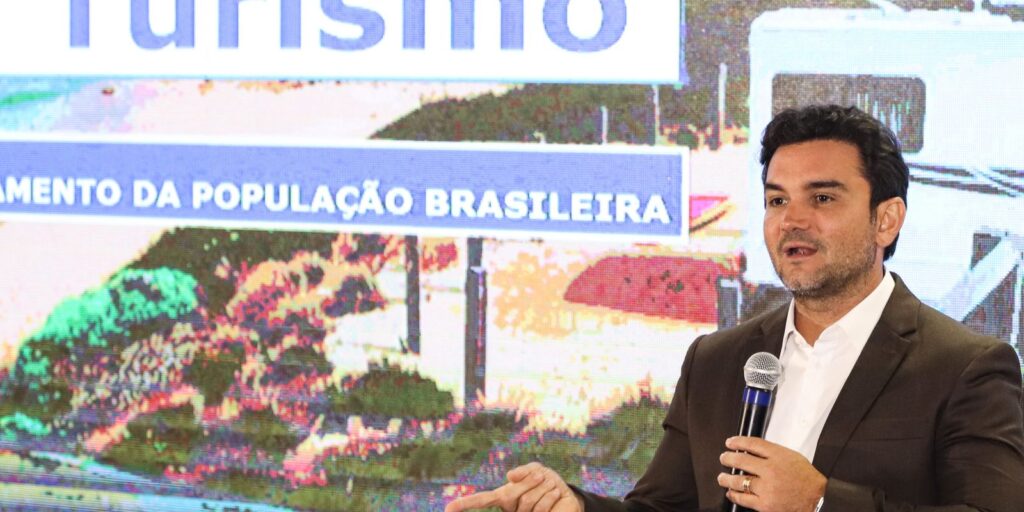 celso-sabino,-ministro-do-turismo,-entrega-carta-de-demissao-a-lula