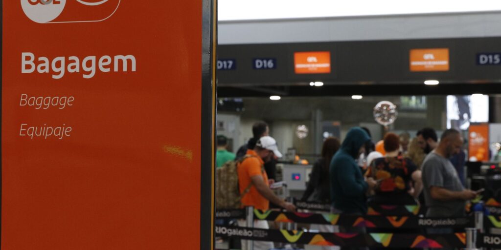 Aeroporto Santos Dumont fecha para limpeza da pista após vazamento aeroporto-santos-dumont-fecha-para-limpeza-da-pista-apos-vazamento