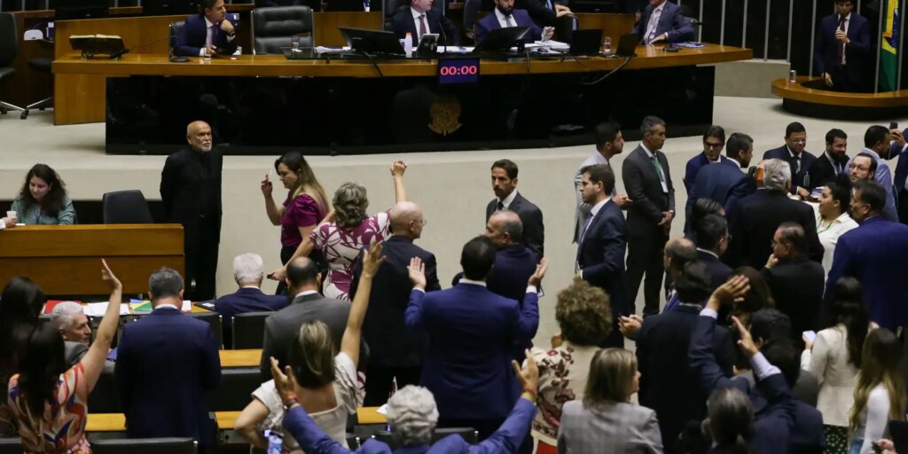 Câmara vota hoje isenção do Imposto de Renda para ganhos até R$ 5 mil camara-vota-hoje-isencao-do-imposto-de-renda-para-ganhos-ate-r$-5-mil