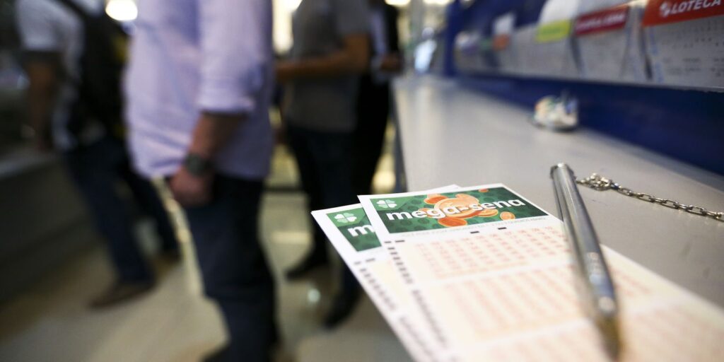 Mega-Sena acumula e prêmio principal vai para R$ 12 milhões mega-sena-acumula-e-premio-principal-vai-para-r$-12-milhoes