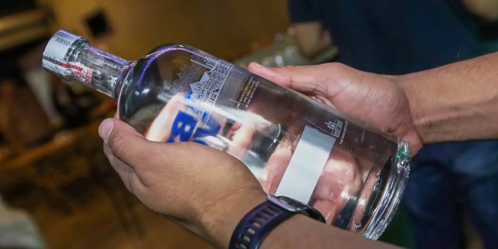 Policiais descobrem laboratório de falsificação de bebidas no DF policiais-descobrem-laboratorio-de-falsificacao-de-bebidas-no-df