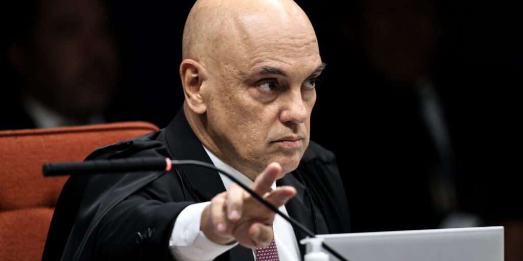 Moraes destitui advogados de ex-assessores de Bolsonaro moraes-destitui-advogados-de-ex-assessores-de-bolsonaro