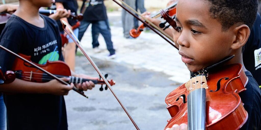 Projeto leva aulas de música para crianças em áreas vulneráveis do Rio projeto-leva-aulas-de-musica-para-criancas-em-areas-vulneraveis-do-rio
