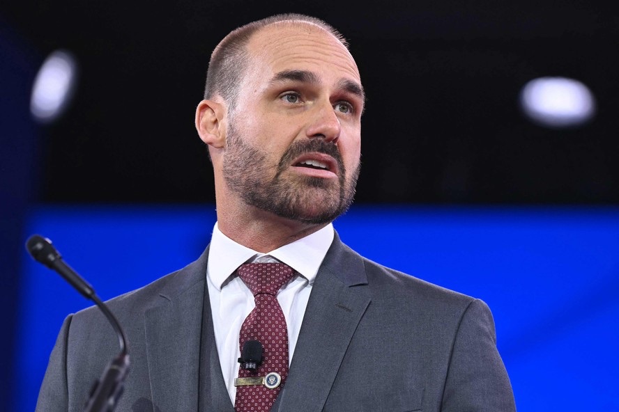 Moraes manda DPU assumir a defesa de Eduardo Bolsonaro no STF