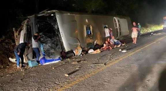 Acidente com ônibus em Pernambuco deixa ao menos 15 mortos