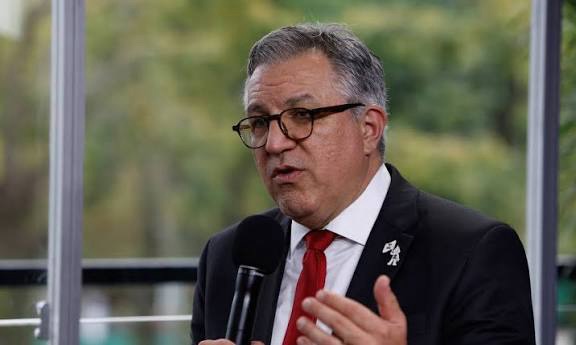 Em Dia D de Vacinação, Padilha garante a segurança da imunização