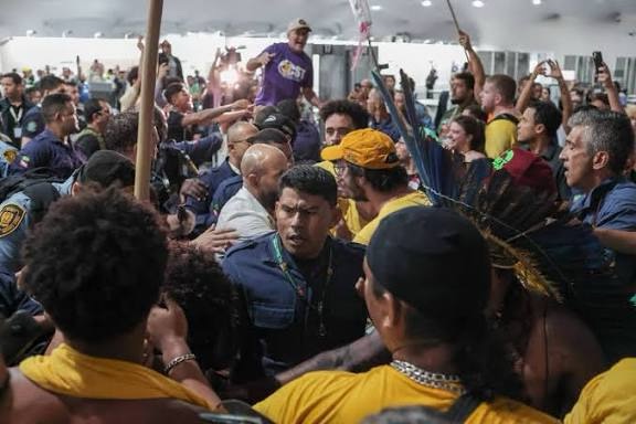 Protesto fecha acessos à Zona Azul da COP30 em meio a tensão e ferido entre seguranças